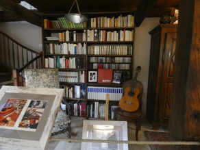 son bureau reconstitu&eacute;