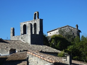 Eglise romane avec un clocher &agrave; peigne