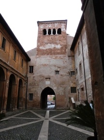 Basilique del Santi Quatro Coronati : &eacute;glise du XIII&egrave;me si&egrave;cle qui faisait partie d'un ensemble fortifi&eacute;
