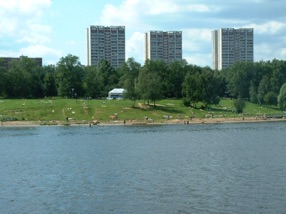 les premiers immeubles de la banlieue