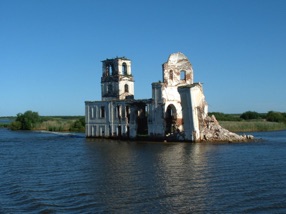 Une &eacute;glise &eacute;merge sur la retenue de RYBINSK