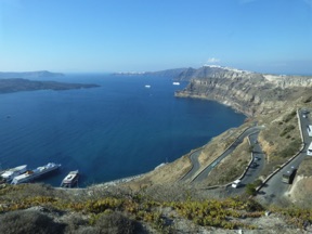 Nous avons quitt&eacute; le ferry et montons sur les hauteurs de l'&icirc;le en bus