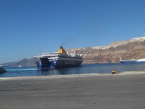 arriv&eacute;e du ferry qui va nous reconduire &agrave; Ath&egrave;nes