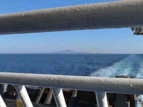 au loin l'&icirc;le de Santorin ...