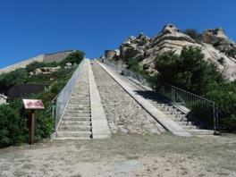 et on commence par un escalier de 160 marches .. que j'ai r&eacute;ussi &agrave; gravir !!
