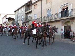 le hasard fait bien les choses puisque nous arrivons dans un village o&ugrave; se d&eacute;roule une f&ecirc;te