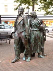 IRLANDE - Derry
Emigrants pour l'Am&eacute;rique lors de la grande famine