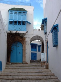 Superbe village dont le bleu domine sur les portes et les fen&ecirc;tres