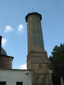 TEKKE DE MEVLANA : tour c&ocirc;tel&eacute;e recouverte de c&eacute;ramique verte