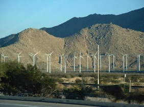Arriv&eacute;e &agrave; PALM SPRINGS et ses champs d'&eacute;oliennes mais qui est aussi une oasis de piscines et de terrains de golf !