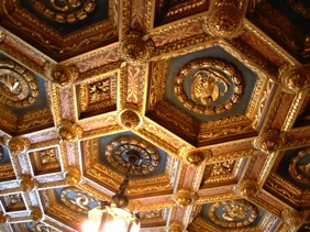 le ch&acirc;teau comprend 38 chambres avec des plafonds italiens