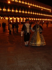 m&ecirc;me la nuit le spectacle continue ...