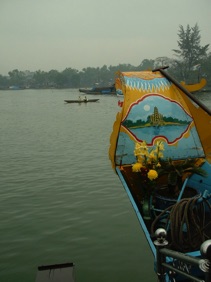 HUE : embarquement &agrave; bord d'un bateau dragon pour une croisi&egrave;re sur la Rivi&egrave;re des Parfums