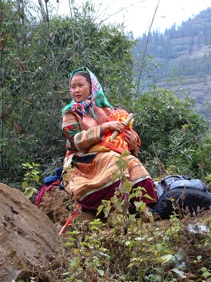 jeune maman allaitant son b&eacute;b&eacute;