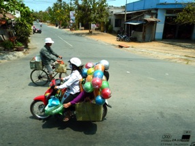 et de ballons ! mais il y a aussi quelqu'un &agrave; l'arri&egrave;re : vous voyez le casque et une jambe !!