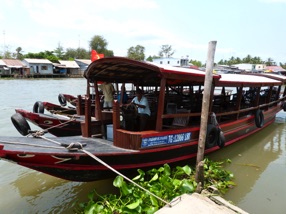 Embarquement en sampan &agrave; la d&eacute;couverte des activit&eacute;s fluviales du Delta du M&eacute;kong