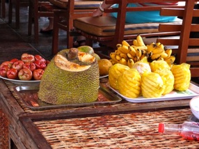 D&eacute;gustation de fruits d&eacute;licieux &agrave; bord du bateau !!