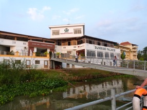 CHAU DOC : remont&eacute;e du M&eacute;kong en bateau pour aller au Cambodge