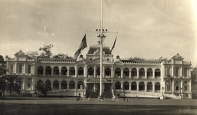 le m&ecirc;me en 1953 (photo prise par mon P&egrave;re) ; il s'appelait alors "Palais Norodom" ou Palais du HCF