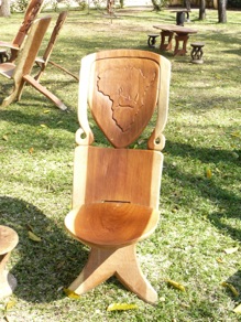 beaux fauteuils en bois dans le parc de notre h&ocirc;tel