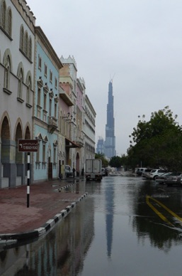 et la tour en construction qui sera la plus haute du monde se refl&egrave;te dans l'eau ...