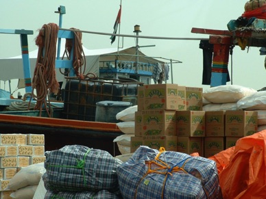chargement d'un bateau avant de partir vers ??? l'Inde peut &ecirc;tre ....