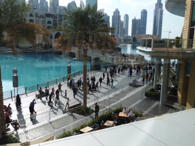 et &agrave; 15 h entr&eacute;e des premiers spectateurs ...