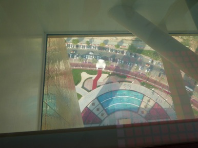 &agrave; travers la paroi de verre