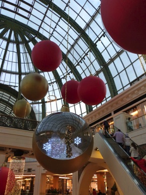 puis promenade dans les all&eacute;es du Mall of the Emirates bien d&eacute;cor&eacute;es