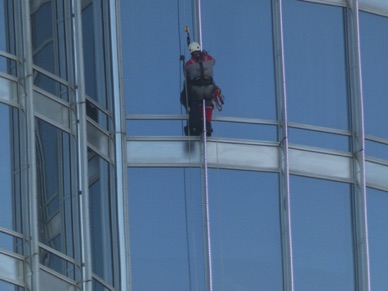 un laveur de vitre sur Burj Khalifa
