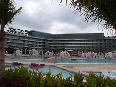 ses nombreuses piscines au milieu de superbes jardins