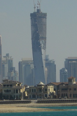 cet immeuble en construction est tr&egrave;s original ...