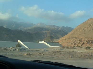 un barrage en construction