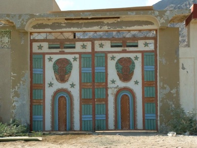 une tr&egrave;s belle porte ancienne